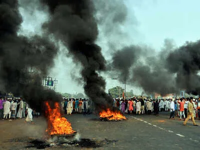 Citizenship Act stir: Protesters vandalise railway stations, block roads in  West Bengal | India News - Times of India
