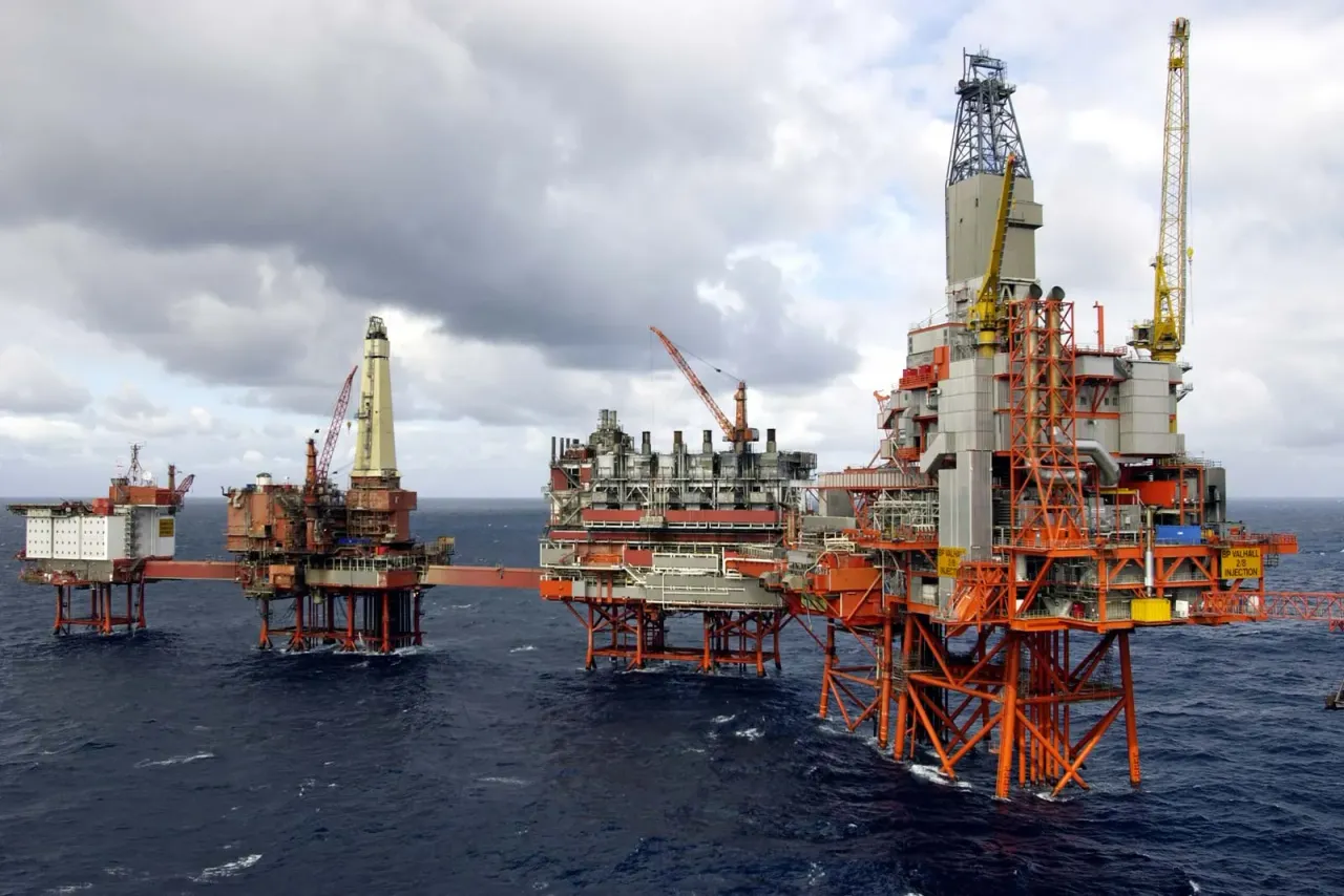 Petroleum-oil-rigs-ocean
