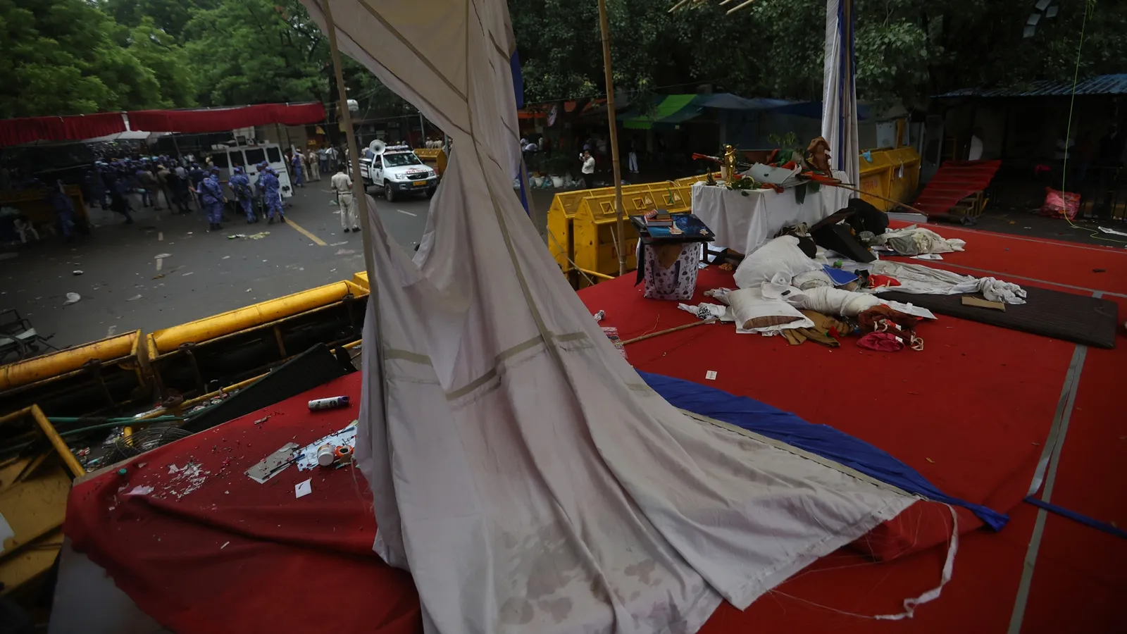 Crowds disperse, stage dismantled at Jantar Mantar site before protest  gains momentum again | Delhi News - The Indian Express