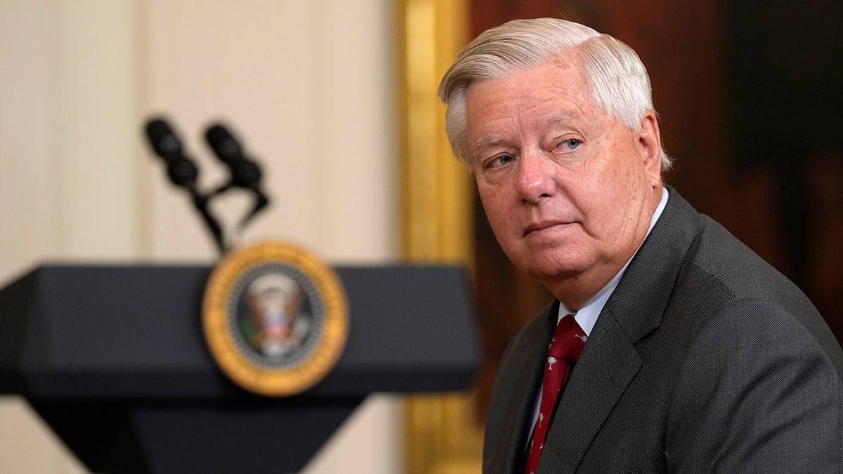White House stance on Russia earns praise from bipartisan Senate duo ...