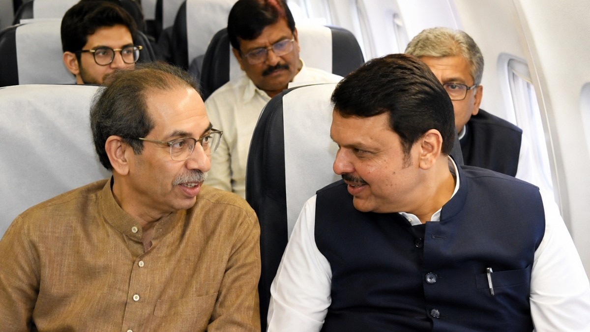 Uddhav Thackeray - उद्धव ठाकरेंना अचानक भेटले CM फडणवीस.. सोबत संजय राऊतही,  एकाच विमानातून प्रवास, चर्चा अन्... - cm devendra fadnavis had a chance  encounter with uddhav thackeray ...